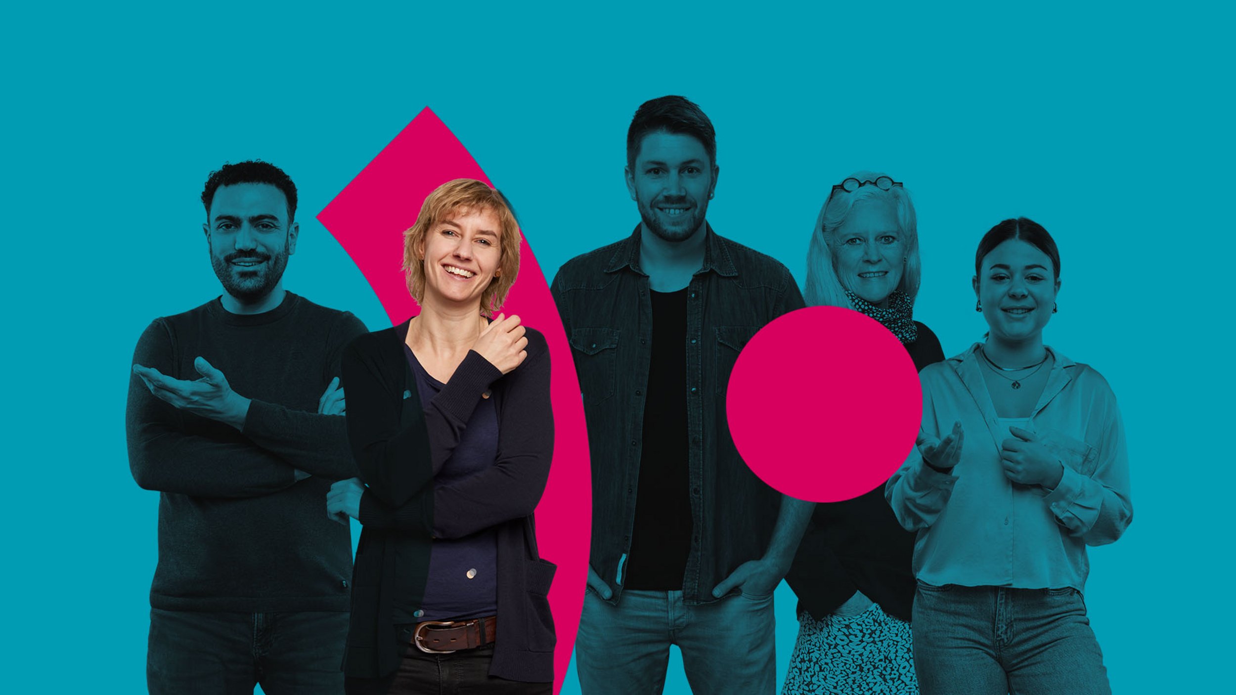 Gruppenfoto mit mehreren Mitarbeitenden vor türkisem Hintergrund, im Vordergrund eine Frau