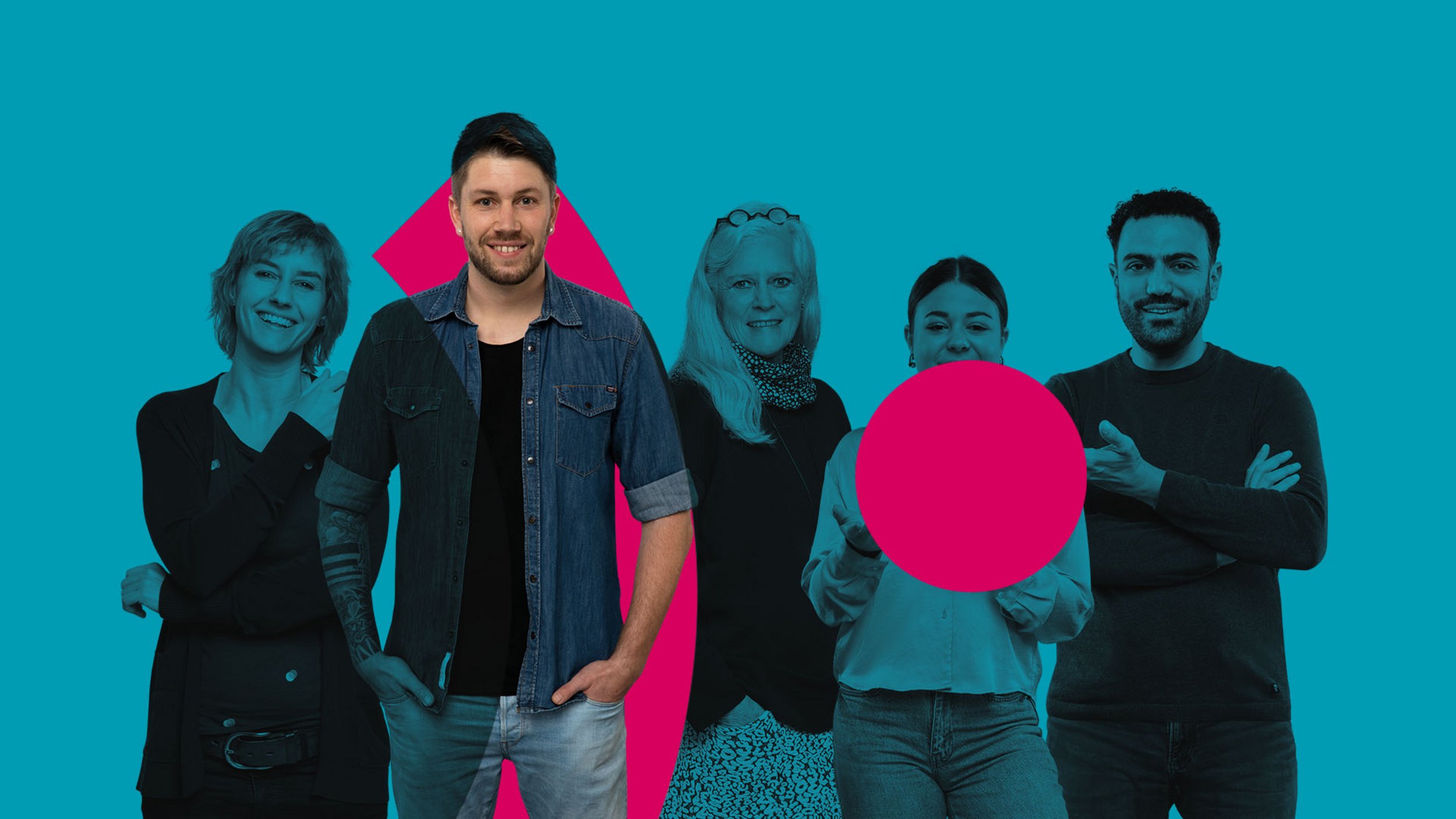 Gruppenfoto mit mehreren Mitarbeitenden vor türkisem Hintergrund, im Vordergrund ein Mann