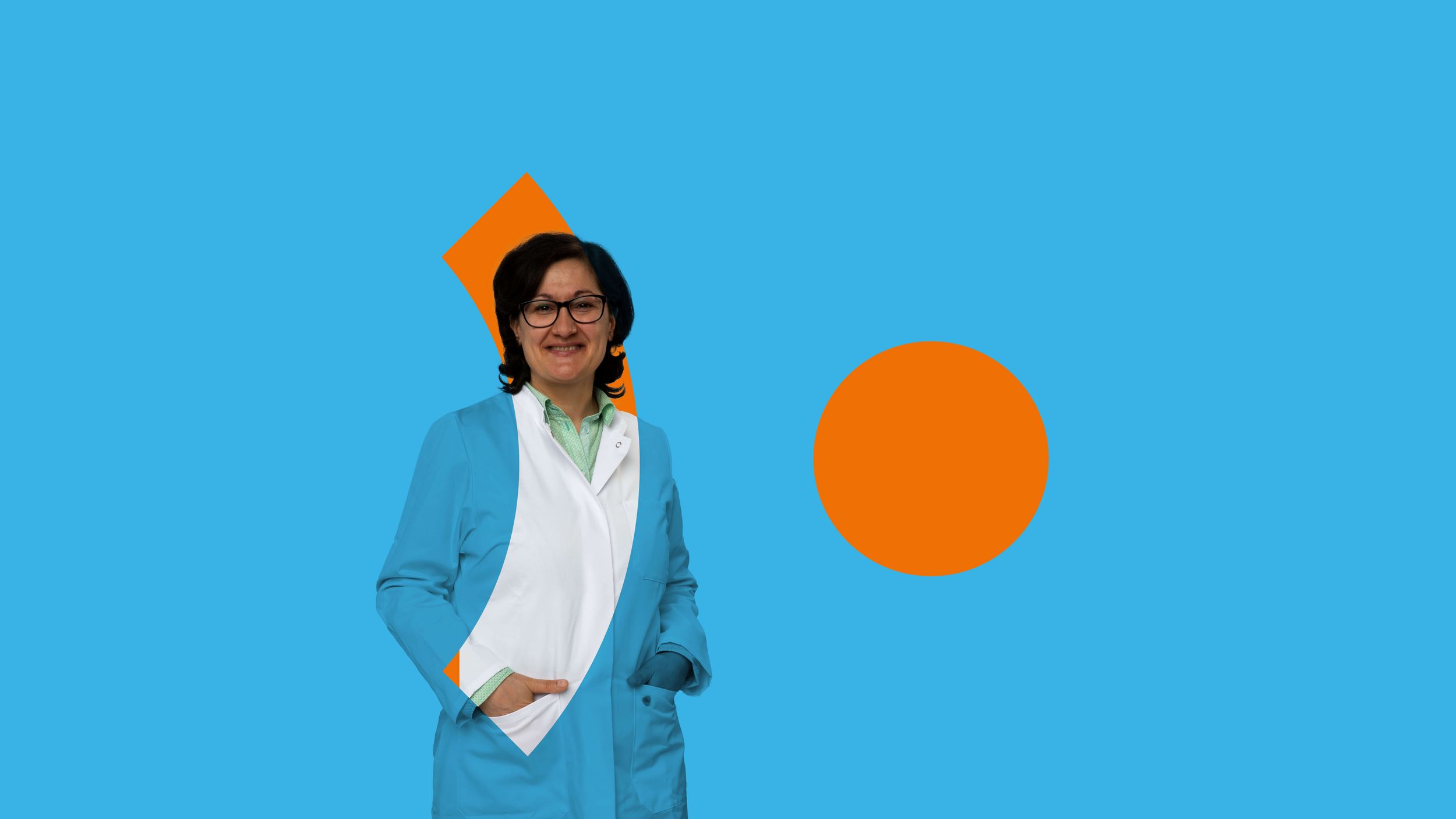 Ärztliche Mitarbeiterin des Pfalzklinikums auf Hintergrund in Blau-Orange mit Zielgruppen-Slogan