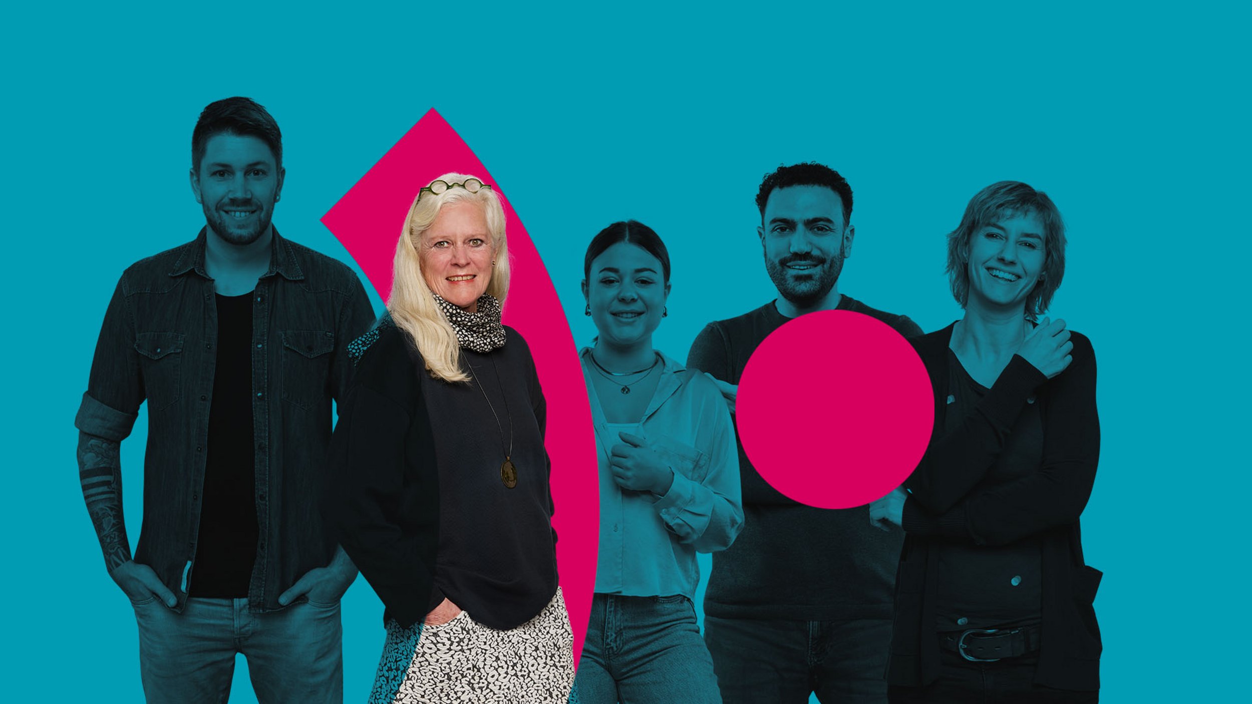 Gruppenfoto mit mehreren Mitarbeitenden vor türkisem Hintergrund, im Vordergrund eine Frau