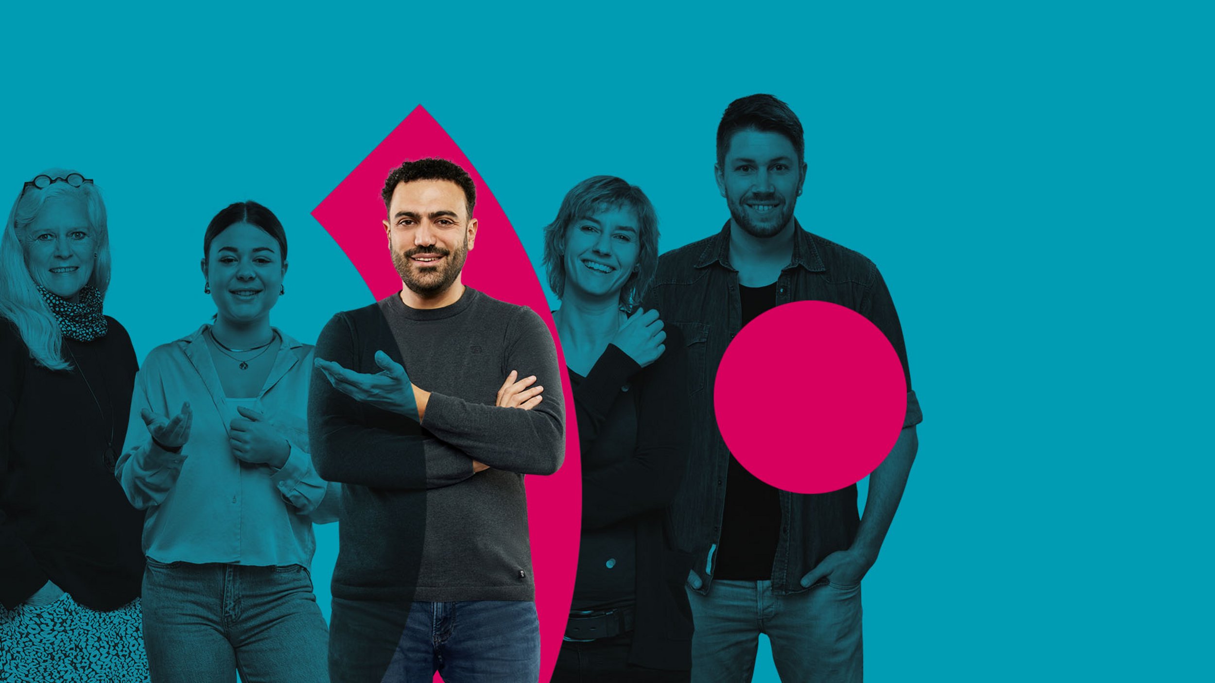 Gruppenfoto mit mehreren Mitarbeitenden vor türkisem Hintergrund, im Vordergrund ein Mann