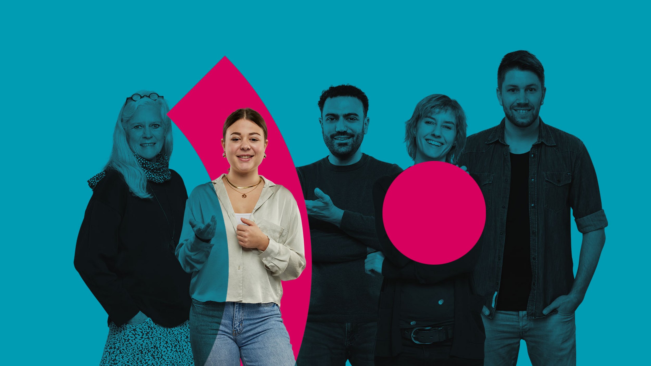 Gruppenfoto mit mehreren Mitarbeitenden vor türkisem Hintergrund, im Vordergrund eine junge Frau